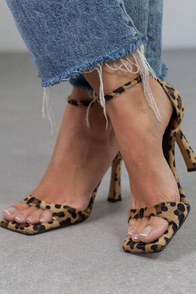 AFRIKA | HOGE HAK SANDALEN MET DIERENPRINT