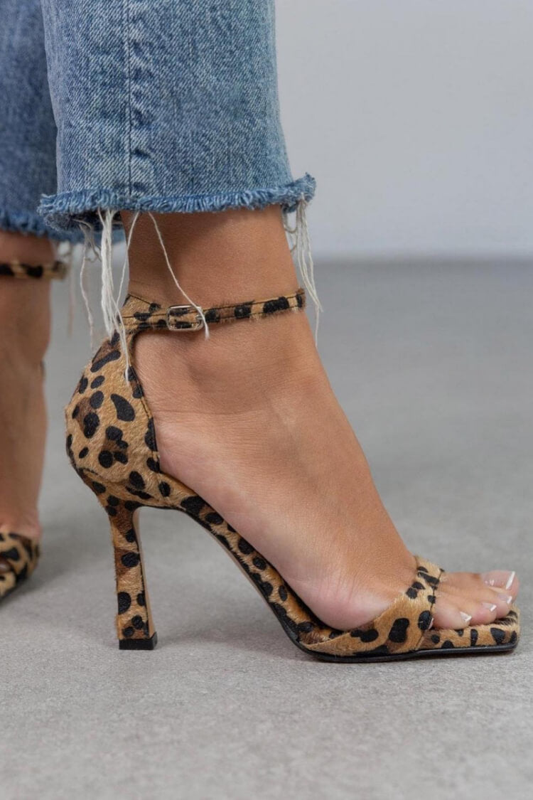 AFRIKA | HOGE HAK SANDALEN MET DIERENPRINT