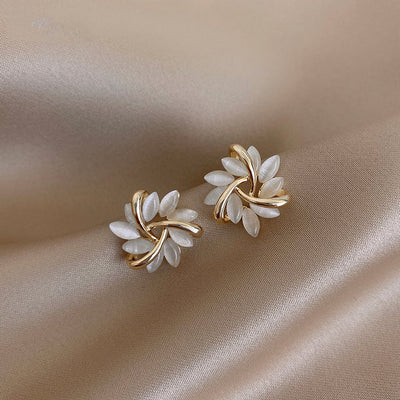 Orecchini a cerchio con petali di opale in oro