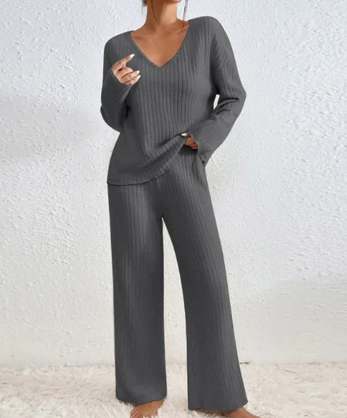 Valeria | Completo a due pezzi con pantaloni dritti e top con scollatura a V