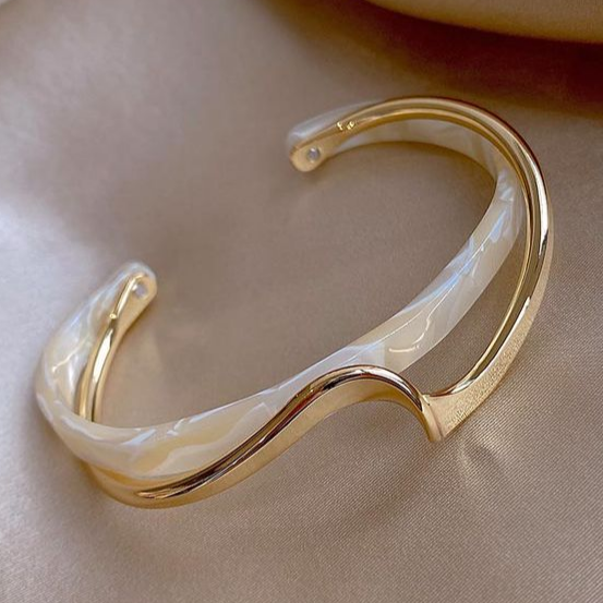 Bracciale in oro con opale bianco elegante