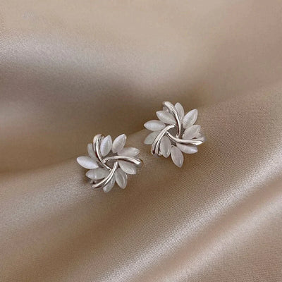 Orecchini a cerchio con petali di opale in oro